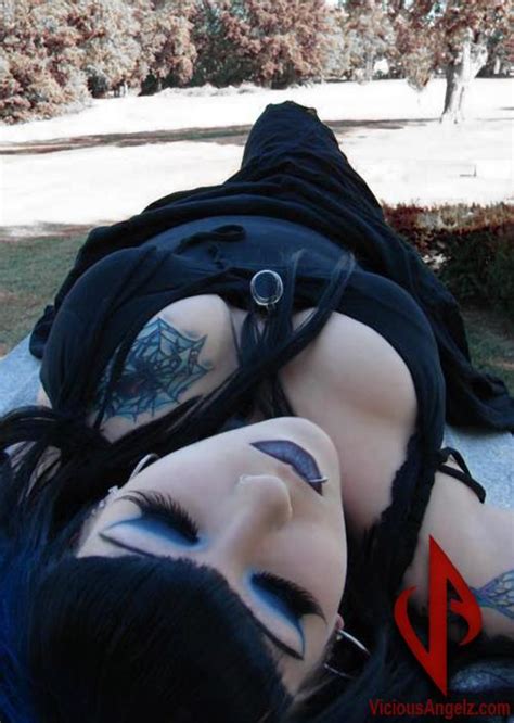 Goth Chick With Tig Ol Bitties Ve75