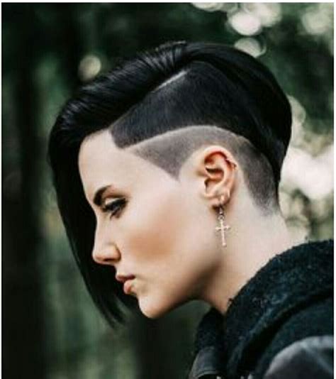 Een Beetje Gothicpunk Invloed Half Shaved Hair Side Haircut Hair