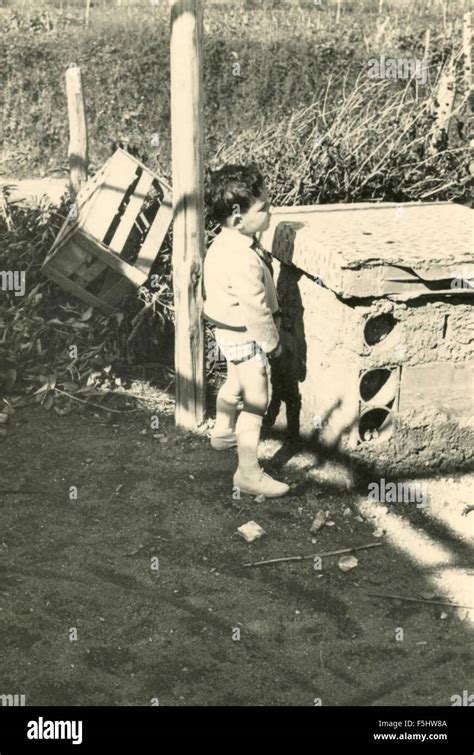 Un Enfant Fait Pipi à Lextérieur Italie Photo Stock Alamy