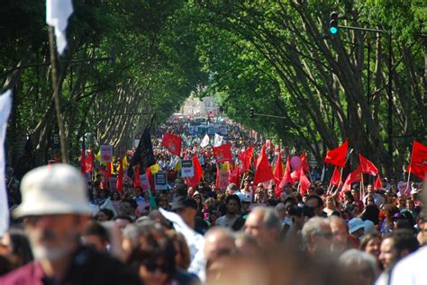 Many portuguese streets and squares are named vinte e cinco de abril, for the day of the revolution. Desfile do 25 de Abril - Lisboa | Partido Comunista Português