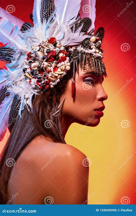 Widok Z Boku Pięknej Nagiej Kobiety Na Plemiennej Twarzy Zdjęcie Stock