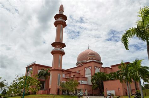Di malaysia, agama islam adalah agama rasmi dan sebahagian besar penduduknya adalah beragama islam.sinonim dengan agama islam masjid. POTO Travel & Tours: Gambar Masjid Yang Indah di Malaysia!