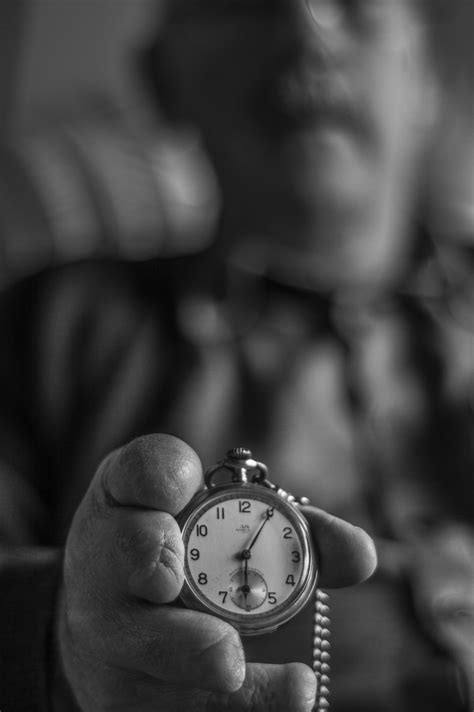 무료 이미지 손목 시계 남자 검정색과 흰색 목재 화이트 사진술 포도 수확 고대 미술 복고풍의 시각 번호