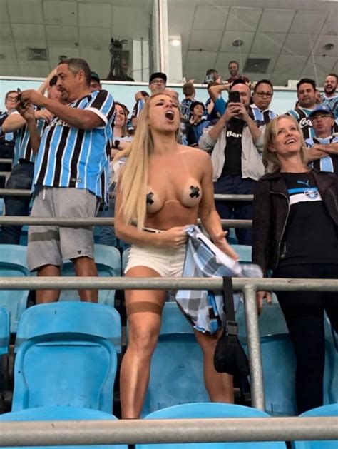 Torcedora do Grêmio faz topless em jogo e bomba na internet confira fotos da musa MH Esportes