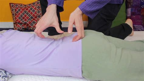 How To Give A Shiatsu Massage Lesson 5 Working On The Sacrum Youtube