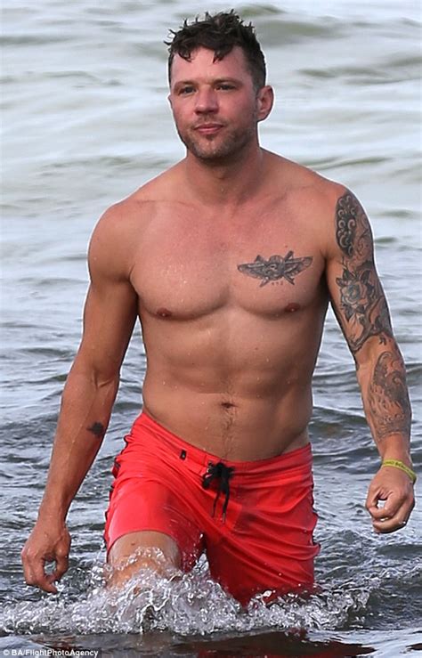 Ryan Phillippe Shows Off Sculpted Torso In Miami Beach Daily Mail Online