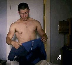 Berbeda dengan youtube, kami harus melakukan live streaming. Male Celebrity GIFs - Find & Share on GIPHY