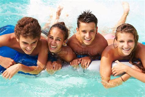 Groupe Damis Adolescents Sautant Dans La Piscine Image Stock Image