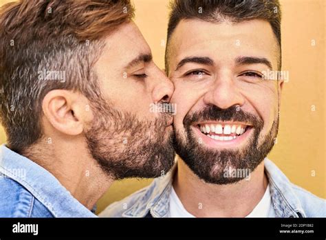 Head Shot Kissing Kiss Hi Res Stock Photography And Images Alamy