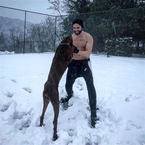 Bir çok yıldızın doğmasına vesile olan oyunculuk için ayşegül aydın, ümit çırak ve dolunay soysert'ten ders alan ekin mert daymaz not. Ekin Mert Daymaz Height, Weight, Age, Spouse, Family ...