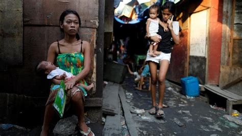 photos night in philippine slum revives spectre of duterte s drug war hindustan times