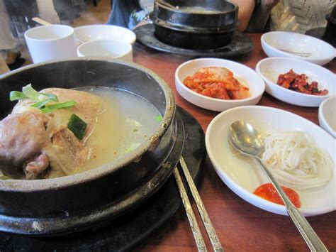 Dakgangjeong atau ayam goreng korea adalah ayam goreng yang garing dan renyah, dilapisi saus kental yang manis dan pedas. Resep Masakan Korea Sederhana