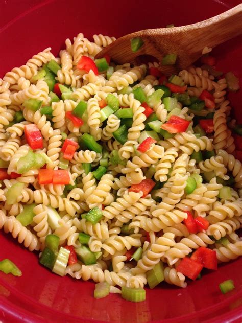 Kali ini penulis yang selu dirindukan di bakra. Festive Pasta Salads / Red and green festive pasta salad ...