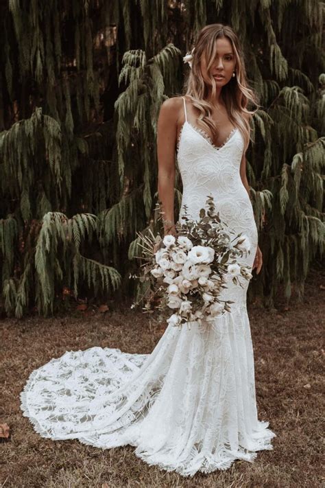 If you cannot get a box from a bridal boutique, then you can get one from a local ups or fedex store. Ready-to-Ship Wedding Dresses | Junebug Weddings