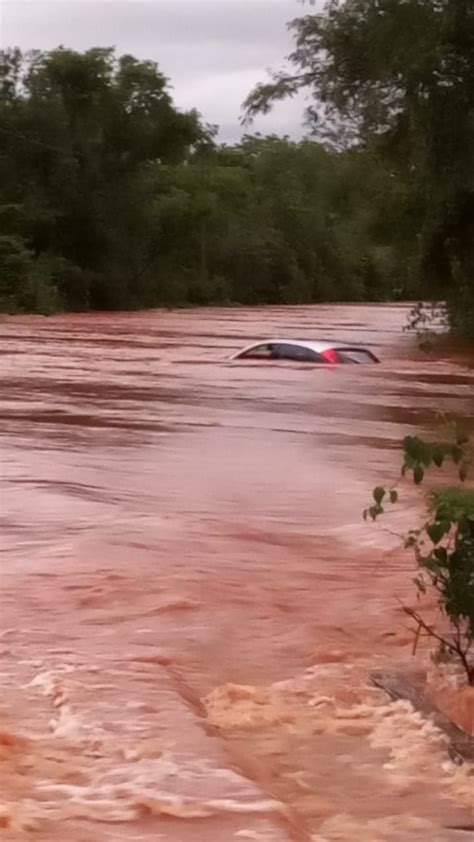 Família foi resgatada após veículo afundar na Ponte do Rio Pirajú entre