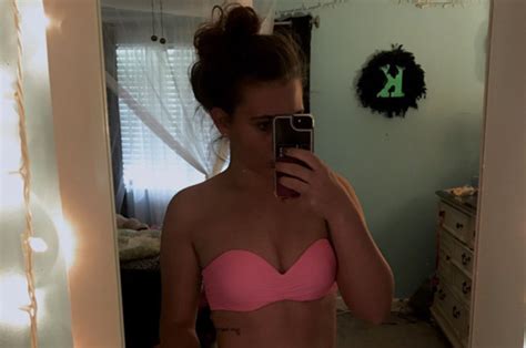 Womans Bikini Bedroom Selfie Goes Viral Can You Spot Why Daily Star