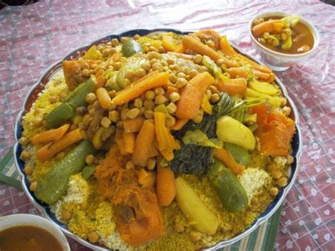 Faire fondre le beurre et faire ajouter les oignons emincees, le sel, le gingembre, curcuma, poivre et cannelle. La Cuisine Marocaine: Le Couscous aux Légumes et à la viande