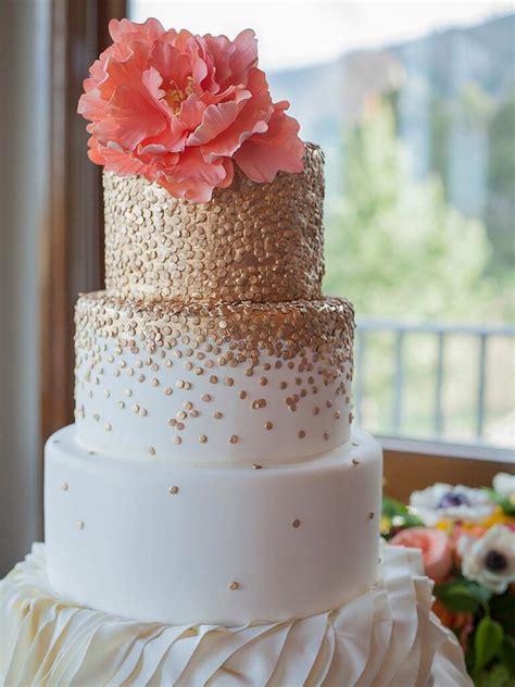 Maybe you like custom cakes, unusual wedding cakes, 3 tier wedding cake or even black and white wedding cakes. 18 Wedding Cakes With Bling That Steal the Show