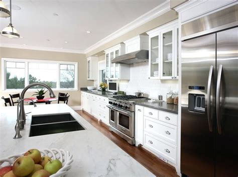 This is the best way to go about removing your kitchen cabinets are likely going to be touching your soffits, and all cabinets touching the soffits. Cabinet crown molding with ceiling crown molding ...
