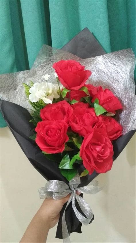 Satuan karya pramuka (saka) adalah wadah pendidikan guna menyalurkan minat, mengembangkan bakat, meningkatkan pengetahuan, kemampuan, keterampilan dan pengalaman para pramuka dalam berbagai bidang kejuruan serta memotivasi mereka untuk melaksanakan kegiatan nyata dan produktif sehingga dapat memberi bekal bagi kehidupannya dan pengabdiannya pada masyarakat, bangsa, dan negara sesuai aspirasi. 15+ Gambar Tangan Memegang Bunga Mawar Hitam - Gambar ...