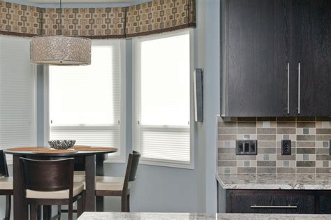 The soft blues, creams and dark woods give the impression of luxury and calm. Superb valances window treatments Remodeling ideas for Kitchen Traditional