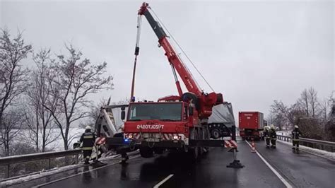 Videó: daruval emelnek ki a tűzoltók egy kamion az árokból - Propeller