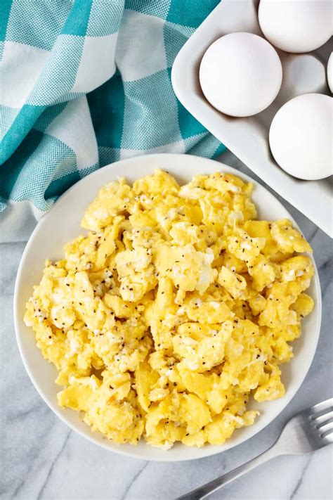 How To Make Fluffy Scrambled Eggs Cafe Delites