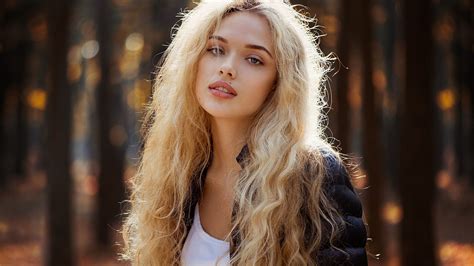 Sexy Slim Blue Eyed Long Haired Blonde Teen Girl Wallpaper 3956