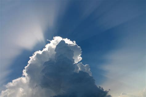 무료 이미지 구름 햇빛 낮 공간 적운 푸른 빛의 광선 파란 하늘 백라이트 선샤인 기상 현상 지구의 분위기