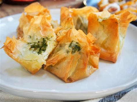 Though this recipe calls for a raspberry garnish, feel free to swap in caramelized apples or toasted pistachios. Pesto goats cheese filo parcels - Caroline's Cooking