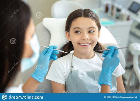 Cierra A Una Chica Caucásica Con Tratamiento Dental Dentista Con