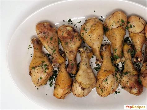 These are coated with olive oil, seasoned with salt and black pepper, flavored with garlic and rosemary. Baked Salt and Pepper Chicken Drumsticks | YepRecipes.com