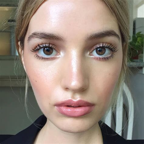 Soft And Dewy With A Touch Of Sormé Pure Rose Lip Liner Makeup By