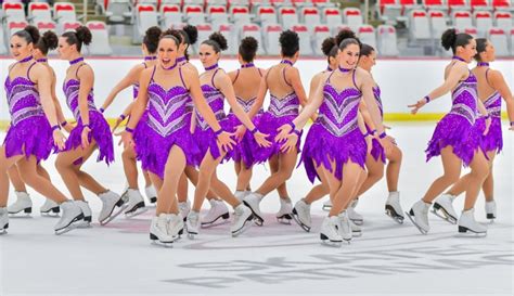 Les Suprêmes Senior Synchronized Skating Team In China For 2017 Isu