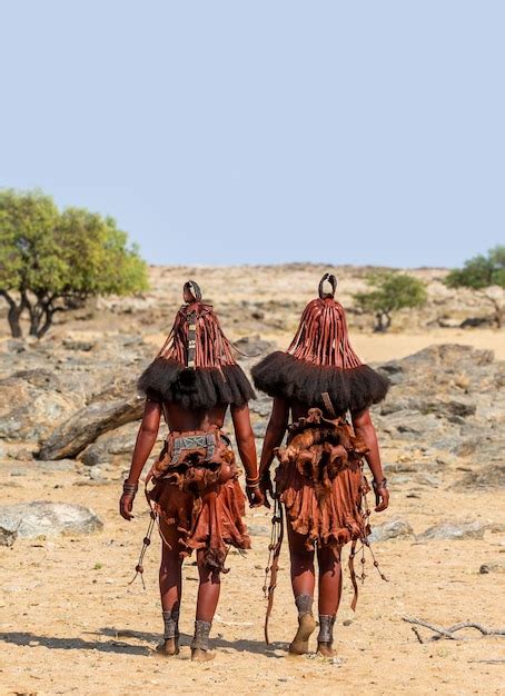 Dos Mujeres De La Tribu Himba Caminan Por El Desierto Foto Premium