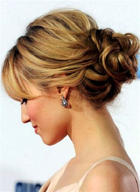 Medium length layered haircuts are incredibly popular among women of all ages, face shapes, and hair types. Hairstyles for Fine Hair Round Face - Hairstyle Updo ...