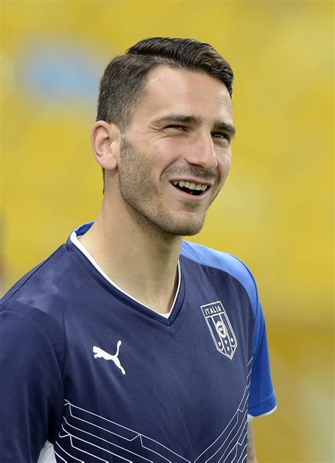 Leonardo bonucci is a defender and is 6'3 and weighs 181 pounds. Classify Leonardo Bonucci