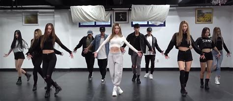 sunmi does dance practice for “addict” in half shirt also does “siren” choreo again cause why