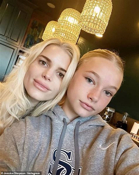 Jessica Simpson 43 And Her Mother Tina 63 Look Like Sisters The Blonde Bombshell Poses With