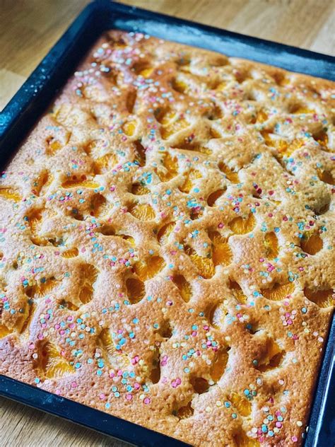 Nun den kuchen auf mittlerer schiene im vorgeheizten ofen ca. Konfetti Kuchen - Funfetti Cake für jede Party - Fashion ...