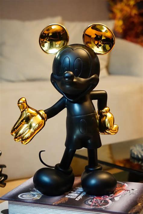 Estátua Mickey Mouse Mickey E Minnie Mouse Preto E Dourado 30cm Disney
