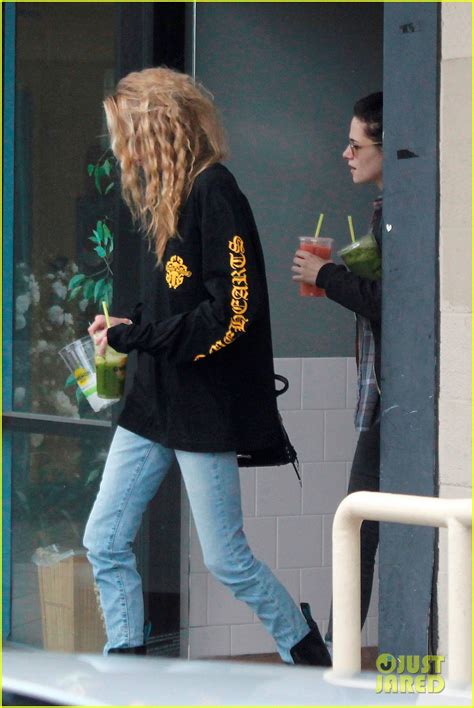 Kristen Stewart And Girlfriend Stella Maxwell Enjoy Smoothie Date Photo 1061114 Photo Gallery