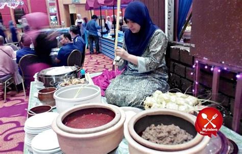 Ghahim mula bangga dan berlari keliling kampung sambil menyebut 'r'. 150 Hidangan Buffet Ramadhan Hotel De Palma Shah Alam