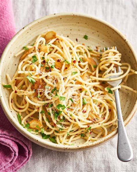 Dalam resepi aglio olio ini che nom gunakan seafood, tapi boleh juga jika anda nak masukkan hirisan isi ayam atau daging. Recipe: Spaghetti Aglio e Olio | Kitchn