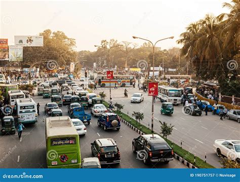 Ingorgo Stradale A Dhaka Con Fumo E Inquinamento Auto E Autobus Sono Numerosi E Inquinati