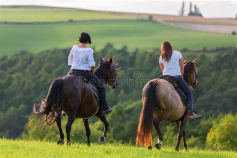 Zwei Frauen Reiten Andalusische Pferde Stockfoto Bild Von Pferd Frauen 99082216