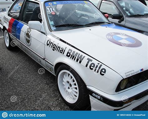 Avant le coup d'envoi bordeaux est classé 1er et racing 92 3ème. Bordeaux , Aquitaine / France - 07 02 2020 : BMW M3 E30 ...