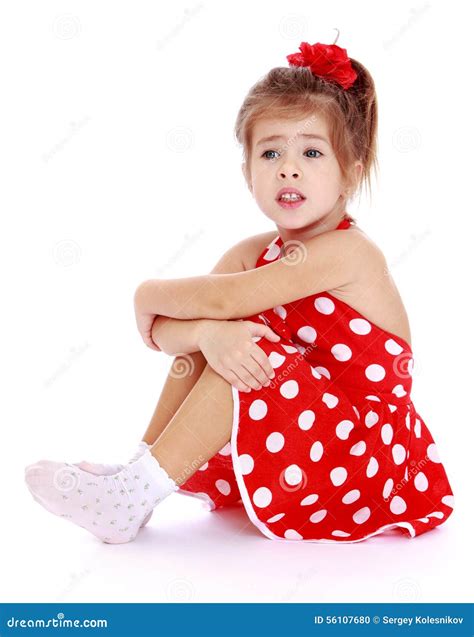 Милая маленькая девочка в красном платье полька точки и Стоковое Фото изображение