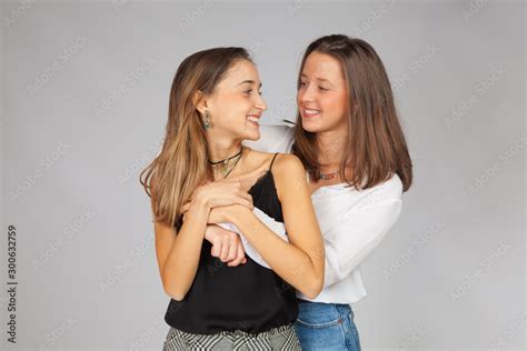 Dos Chicas Muy Guapas Abrazadas Amor Fraternal Amigas Cariñosas
