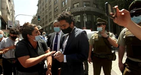 El sector más rico está convencido que es de clase media. Ciudadanos increparon a Ministro Briones en las calles de ...